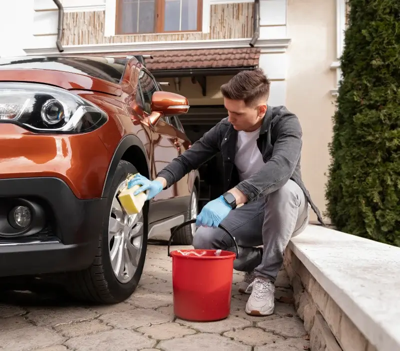 Lavage auto à domicile Parves et Nattages : professionnel intervenant sur un véhicule